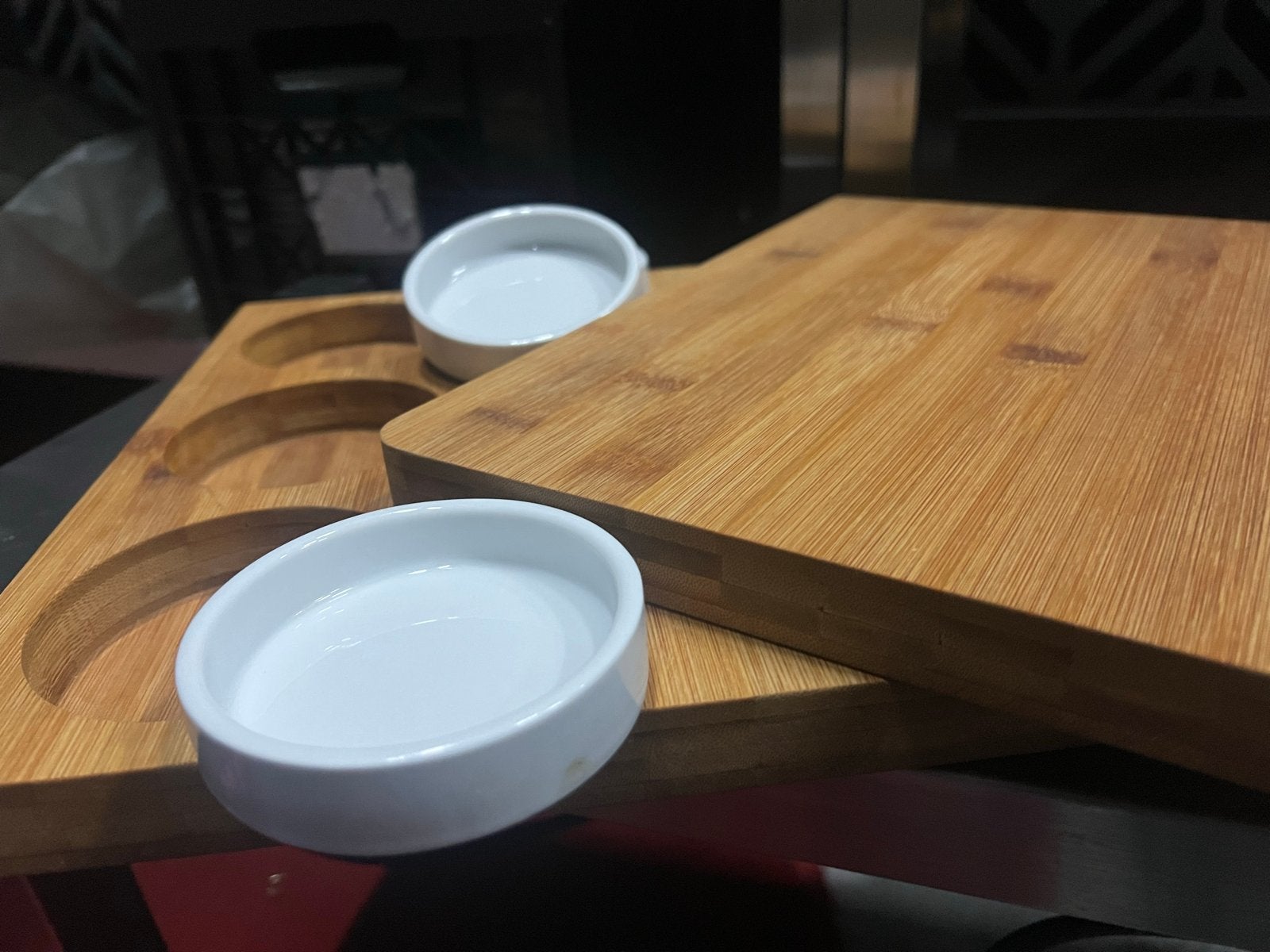 Borrelplank van hout met 3 porseleinen bakjes, Ophalen, Hout, Snij-/serveerplank, Nieuw