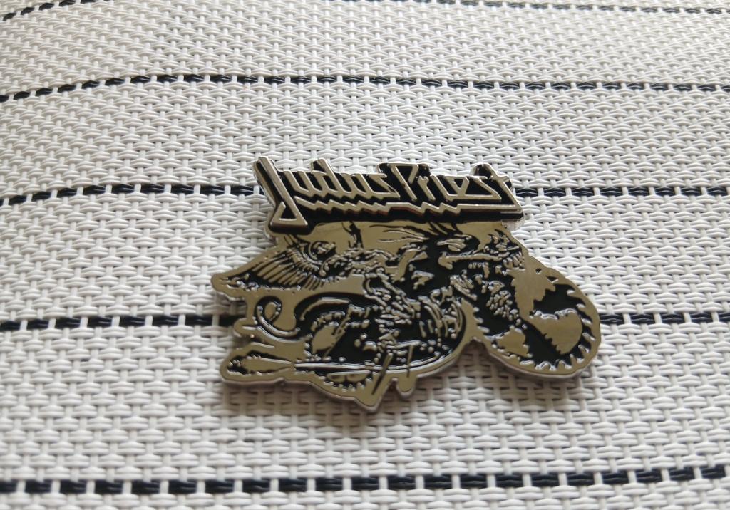 Judas Priest Painkiller shaped pin n3 speld badge   metal, Verzenden, Nieuw, Overige typen