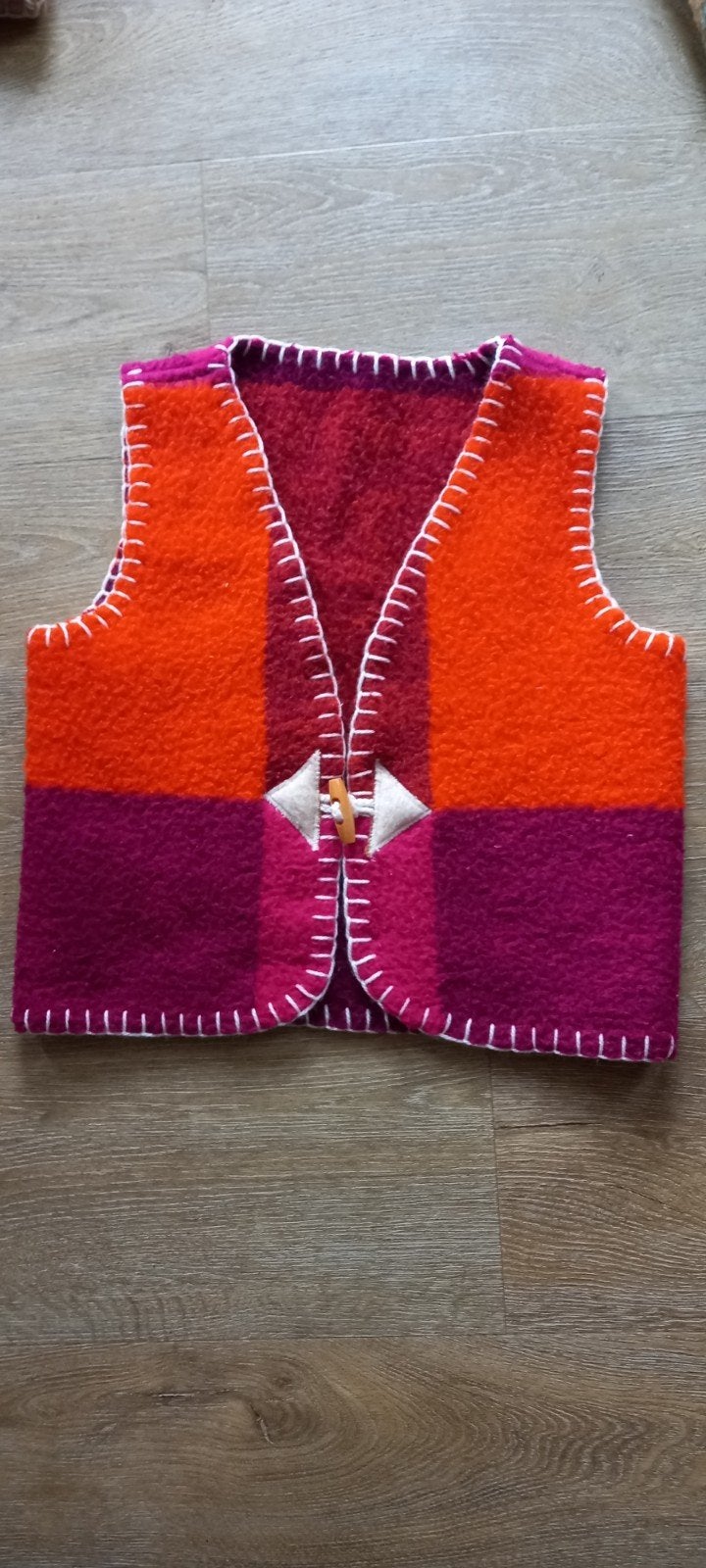 Handgemaakte wollen bodywarmer - Maat 116, Ophalen of Verzenden, Nieuw, Handgemaakt, Jongen of Meisje