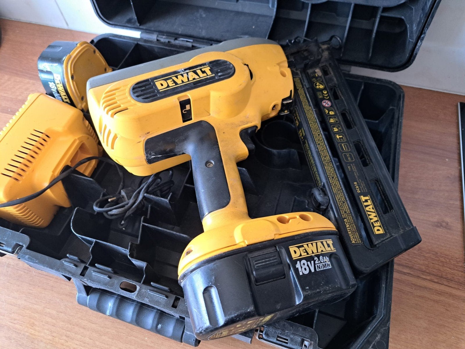 DeWalt DC618 18V NiMH tacker met koffer en lader, Ophalen, Gebruikt, Tacker/nietmachine, DeWalt