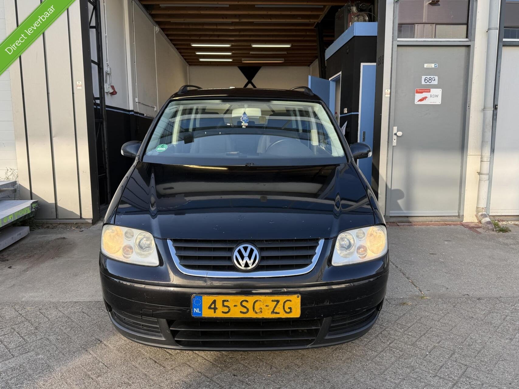 Volkswagen Touran 1.6-16V FSI Business|APK|Trekhaak|Airco, Stof, Gebruikt, Zwart, 4 cilinders