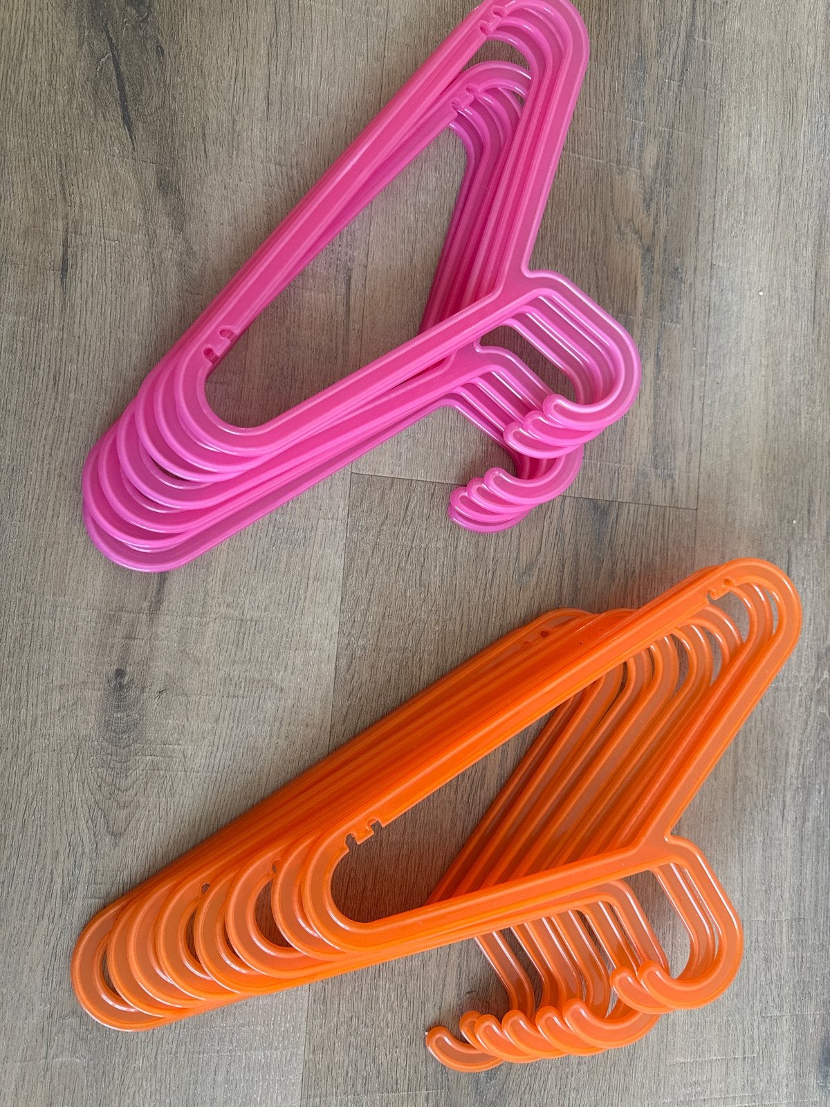 Gratis Kinderkledinghangers - 7 roze, 8 oranje (15 stuks), Ophalen, Gebruikt, Kunststof, Kinderen