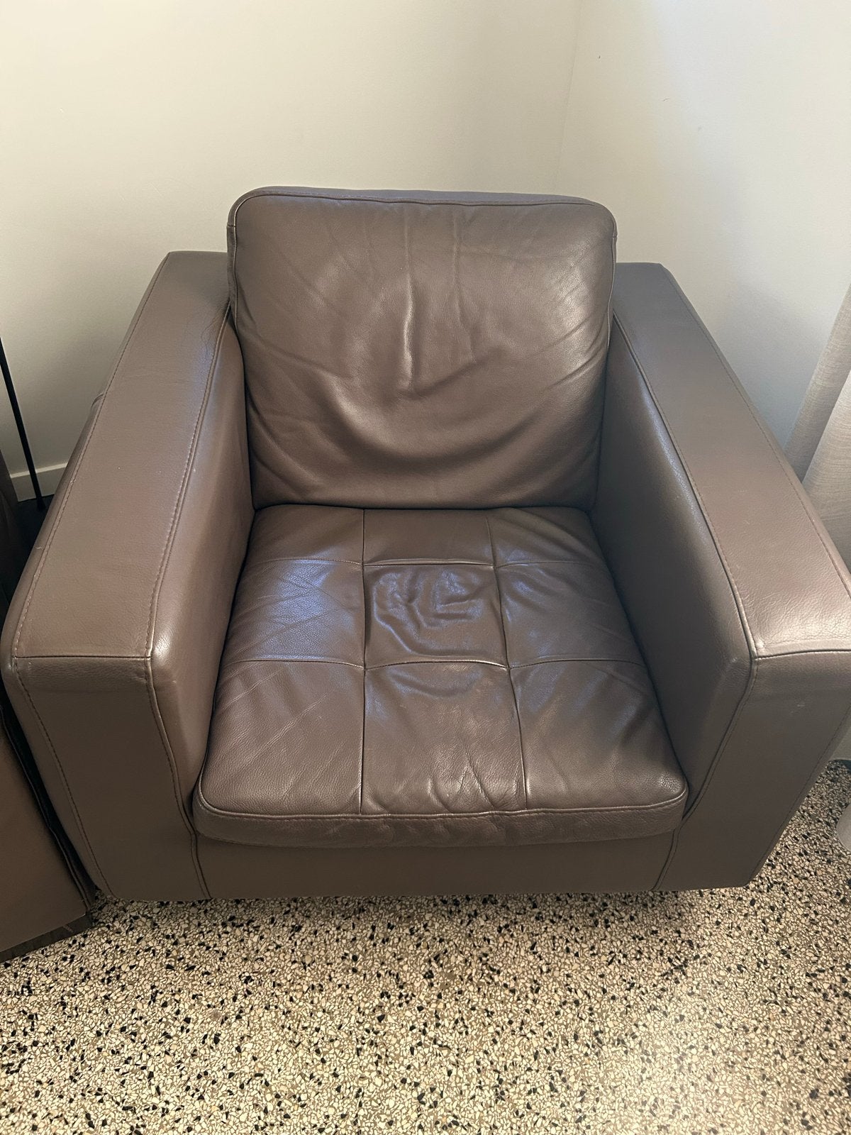 Natuzzi fauteuil draaibaar op RVS plaat - Bruin leer, Huis en Inrichting, Fauteuils, Ophalen, Gebruikt, Leer, 75 tot 100 cm