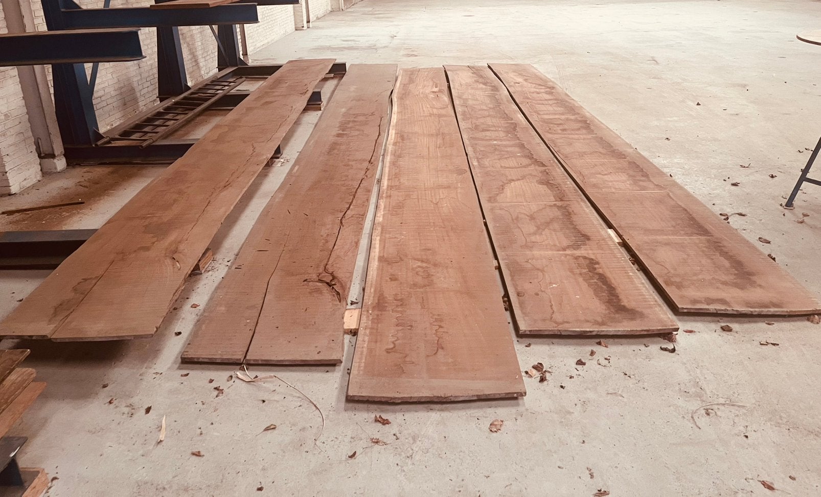 5 planken Iroko ruw 7,5 meter gedroogd restant Jachtbouw, Ophalen, Minder dan 25 mm, Zo goed als nieuw, Plank
