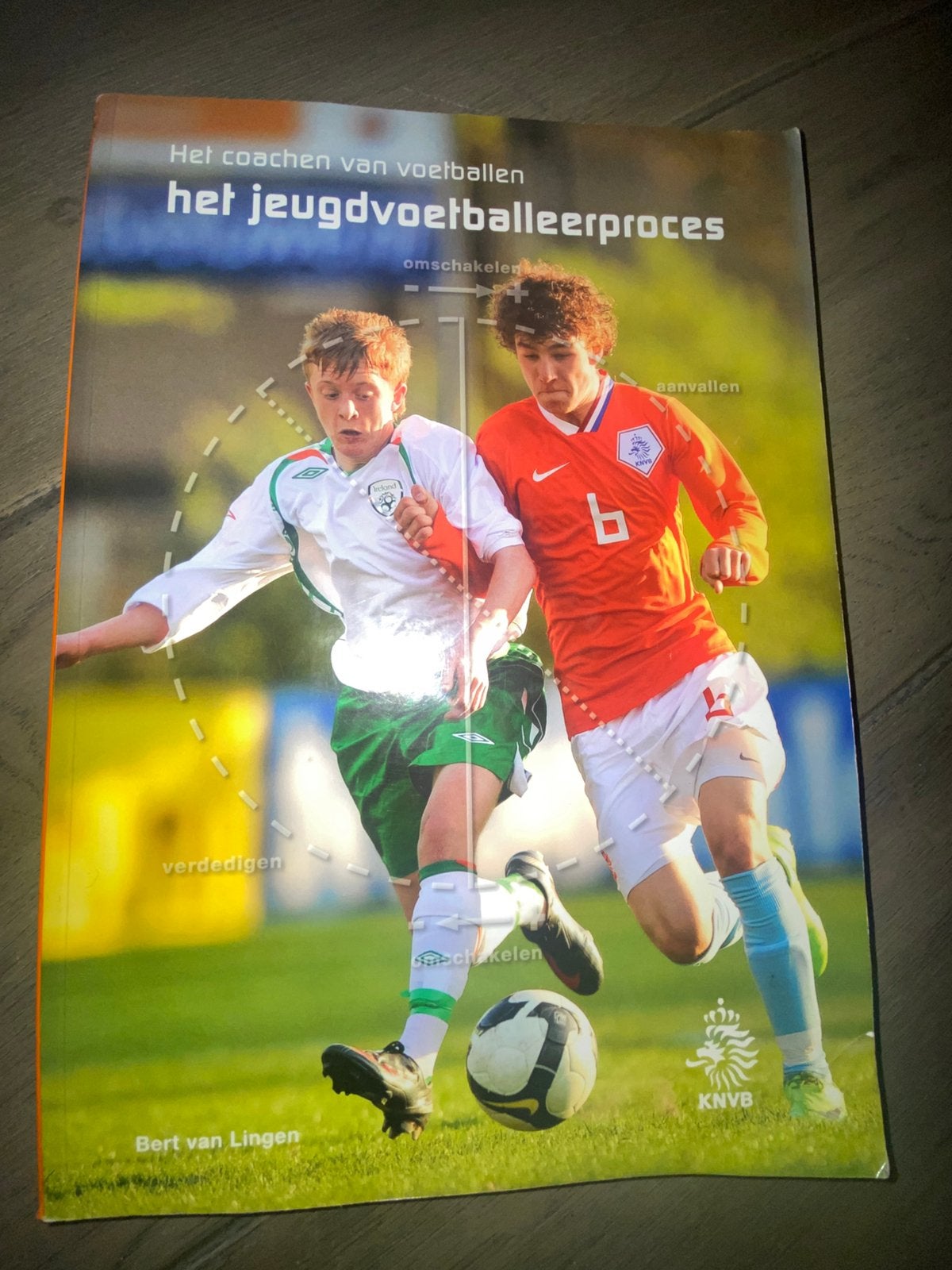 Voetbal boek  KNVB, Maat XL, Ophalen of Verzenden, Zo goed als nieuw, Overige typen
