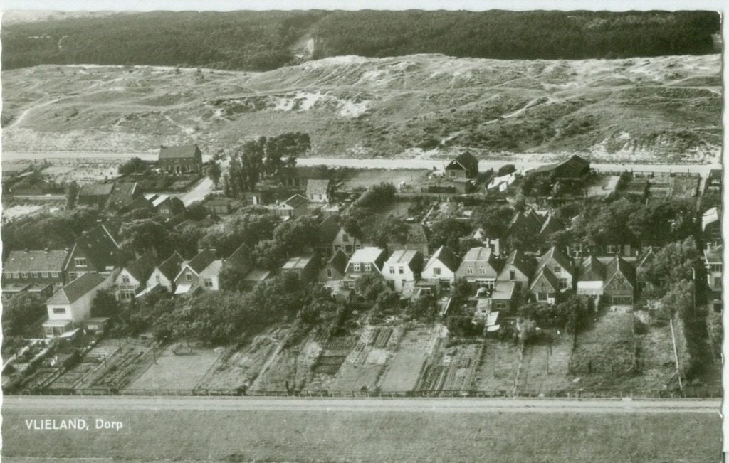 Vlieland 1964; Dorp in vogelvlucht - niet gelopen., Ophalen of Verzenden, 1960 tot 1980, Ongelopen, Waddeneilanden