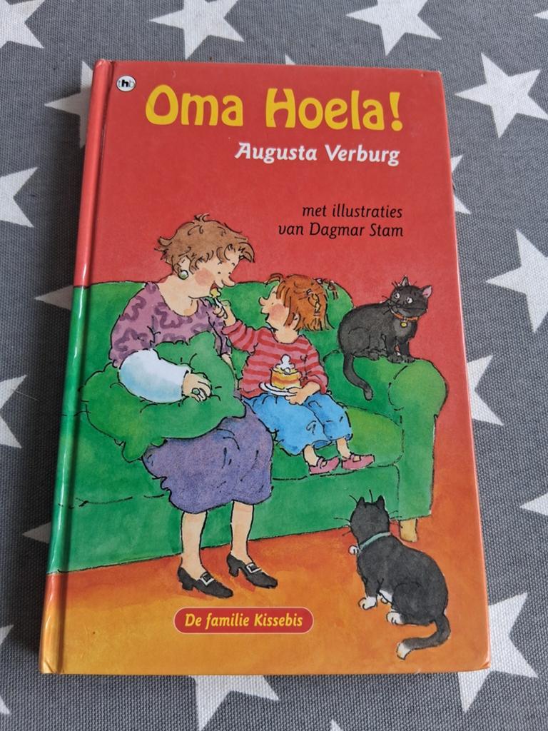 boek augusta verburg - oma hoela!, Boeken, Ophalen of Verzenden, Gelezen, Non-fictie