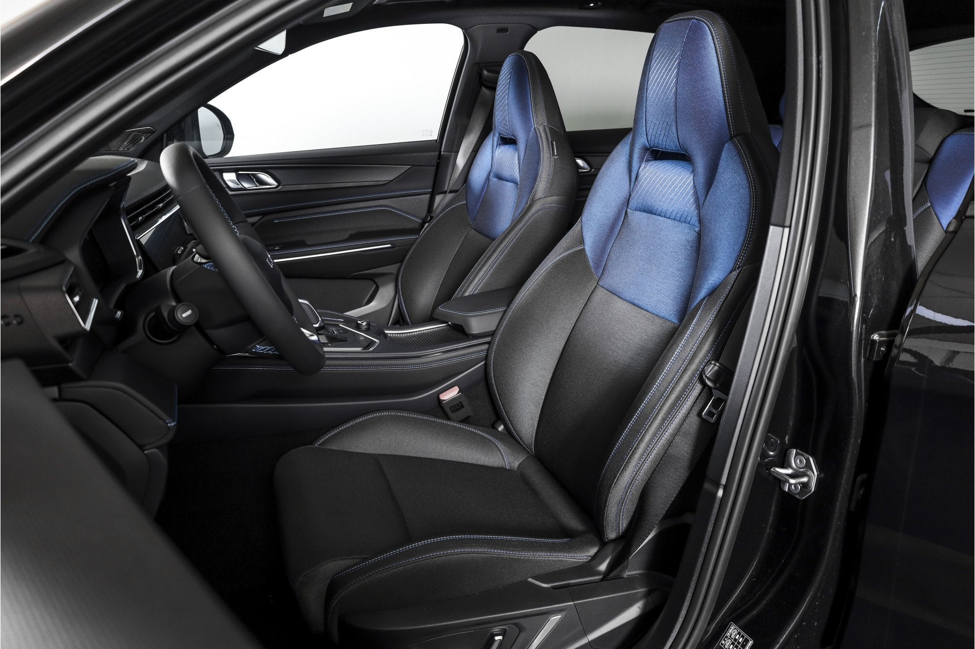 Foto 6 van Lynk & Co 01 1.5 PHEV 261PK MY23 | Blackpakket | Donkere hem