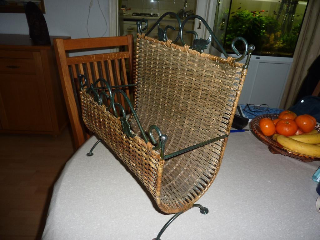 vintage lektuurbak riet en metaal, Ophalen of Verzenden, Gebruikt