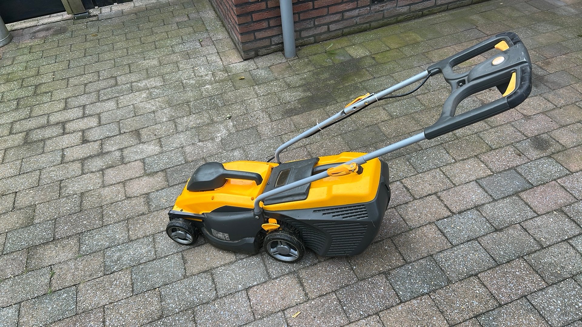 Grasmaaier, Ophalen, Cirkelmaaier, Gebruikt, Elektrische grasmaaier