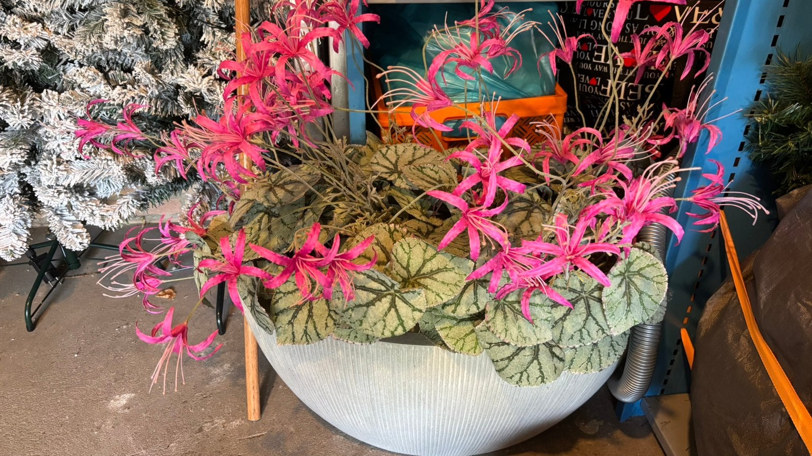 Opgemaakte stenen pot met kunstbloemen, Ophalen, Nieuw, Bloemstuk