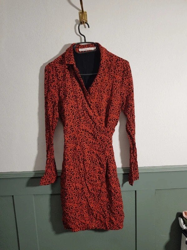 Aaiko overslagjurk met panterprint – Rood/Zwart – Maat S, Aaiko, Fashiontiek, Ophalen of Verzenden, Zo goed als nieuw