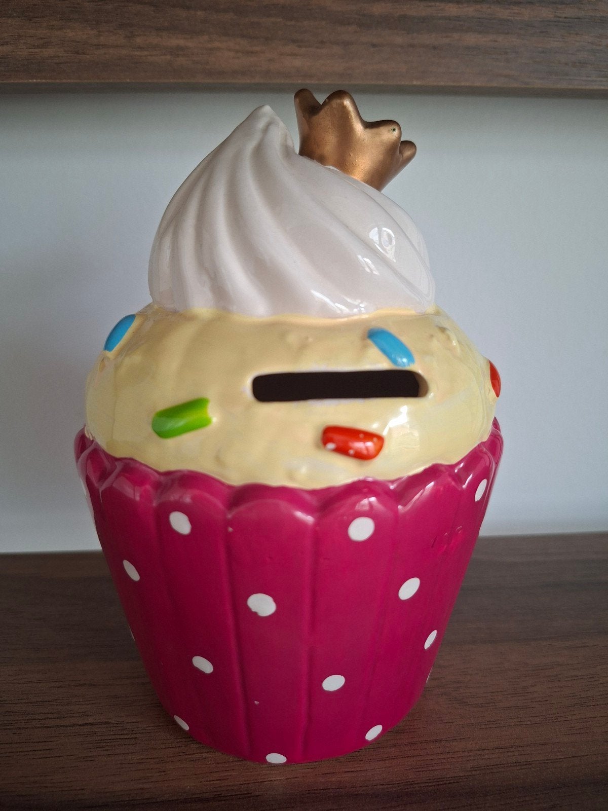 Leuke cupcake spaarpot met kroontje, Ophalen, Zo goed als nieuw, Steen, Aardewerk of Keramiek, Overige thema's