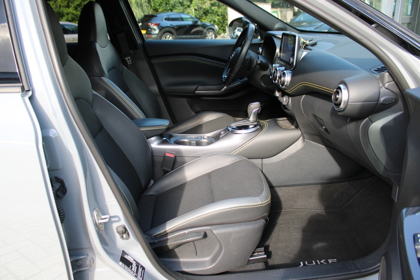 Foto 18 van NISSAN Juke 1.0 DIG-T 114pk Kiiro | Keyless | CruiseControl