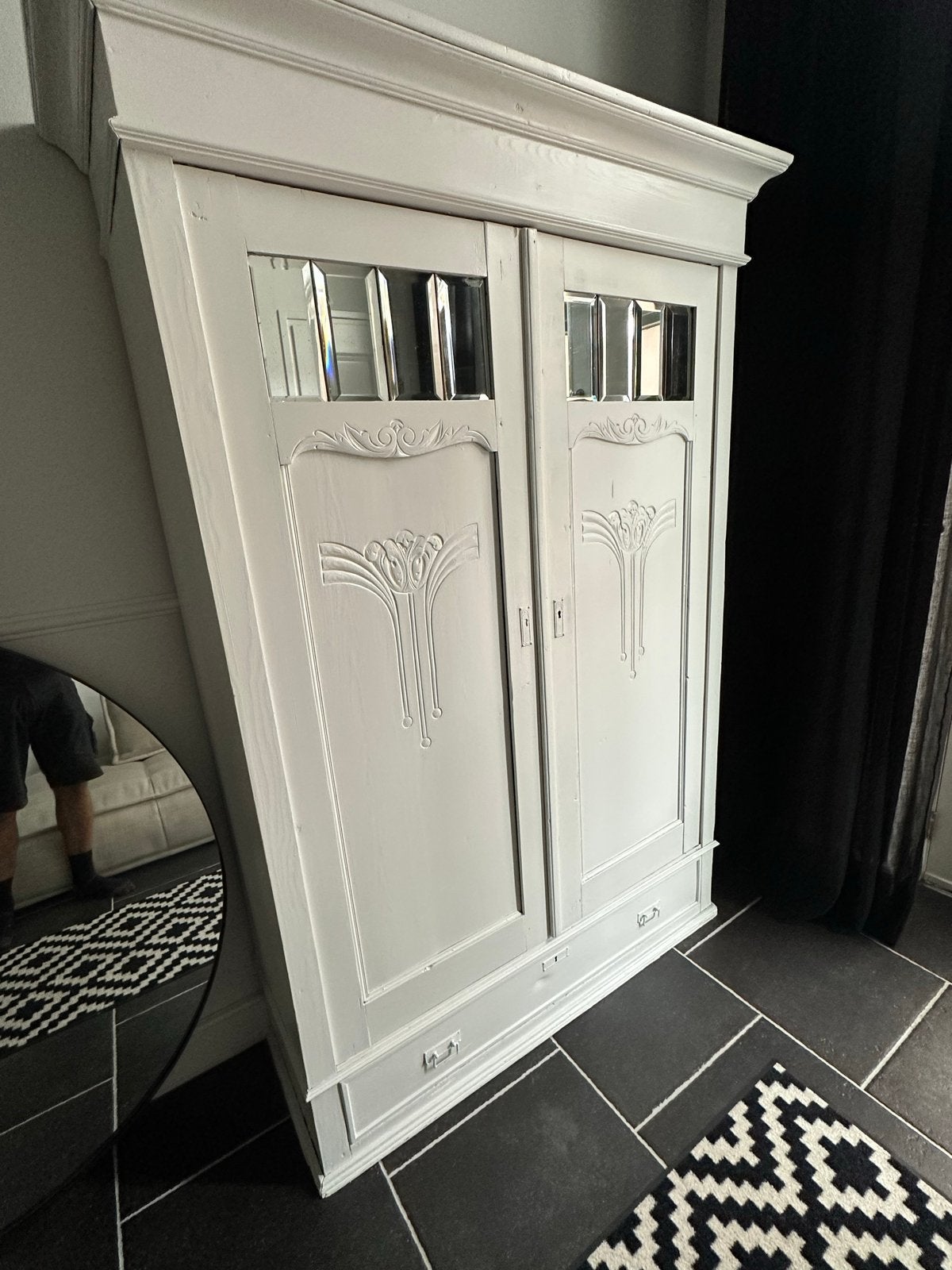 Prachtige witte linnenkast met spiegeldetails, Ophalen, Met plank(en), Gebruikt, 100 tot 150 cm