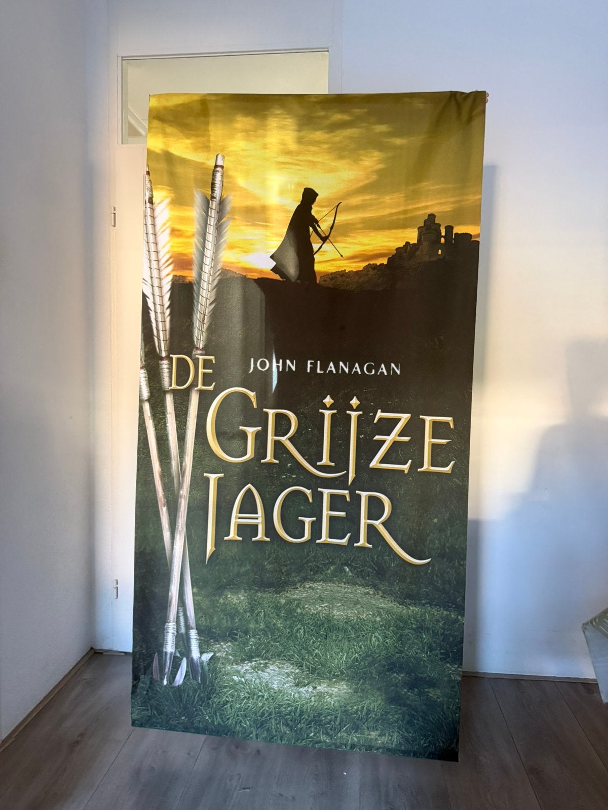 Officiele banner/wanddoek de Grijze jager Gottmer uitgeverij, Ophalen of Verzenden, Zo goed als nieuw