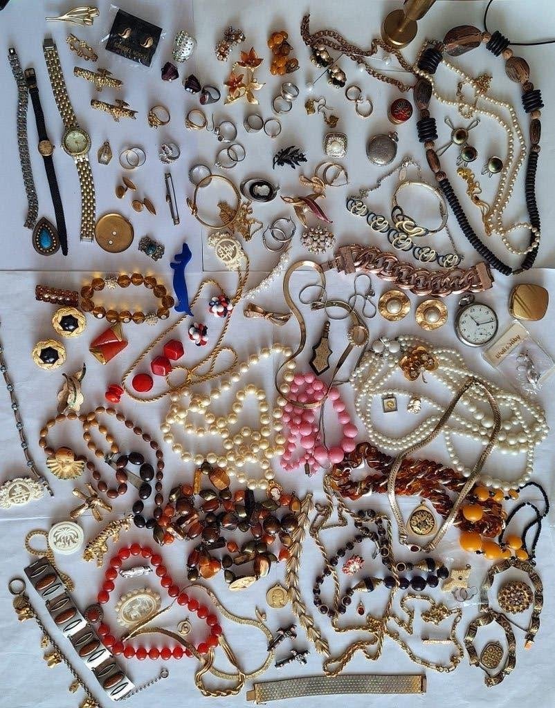 Enorme grote  partij diverse antieke /vintage sieraden 140st, Sieraden, Tassen en Uiterlijk, Antieke sieraden, Verzenden, Overige materialen