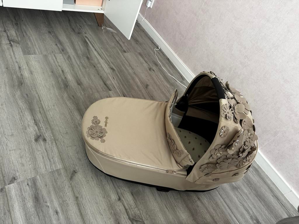 Cybex Priam Lux Carry Cot - Blossom Edition (Beige), Ophalen of Verzenden, Zo goed als nieuw, Met reiswieg, Kinderwagen
