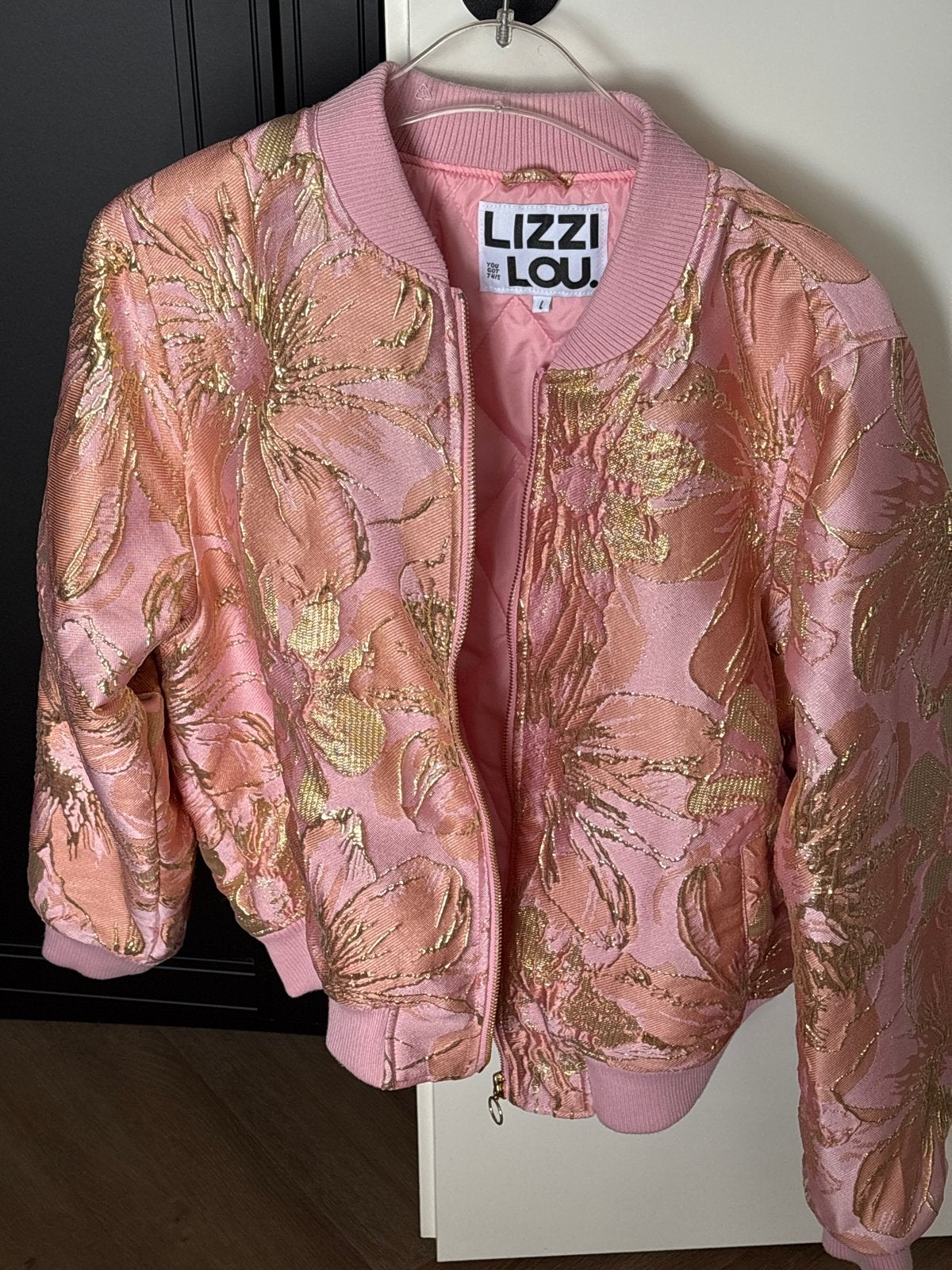 Lizzi Lou Roze Bomberjack met Gouden Bloemenprint, Kleding | Dames, Ophalen of Verzenden, Zo goed als nieuw, Maat 42/44 (L), Roze