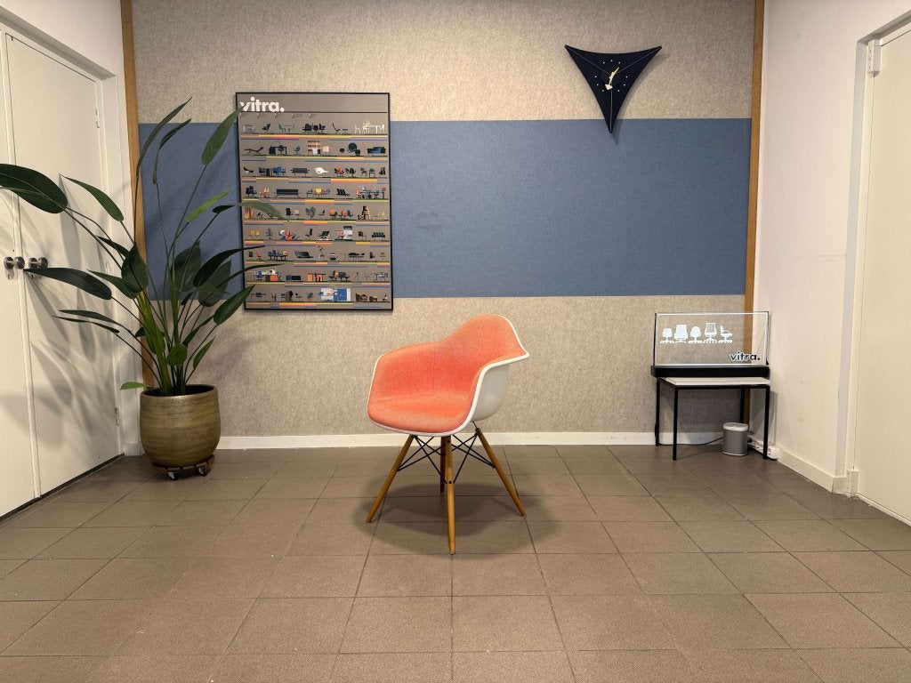Vitra | Eames | DAW | Roze bekleding & Esdoorn onderstel | 1, Huis en Inrichting, Vitra, Ophalen of Verzenden, Zo goed als nieuw