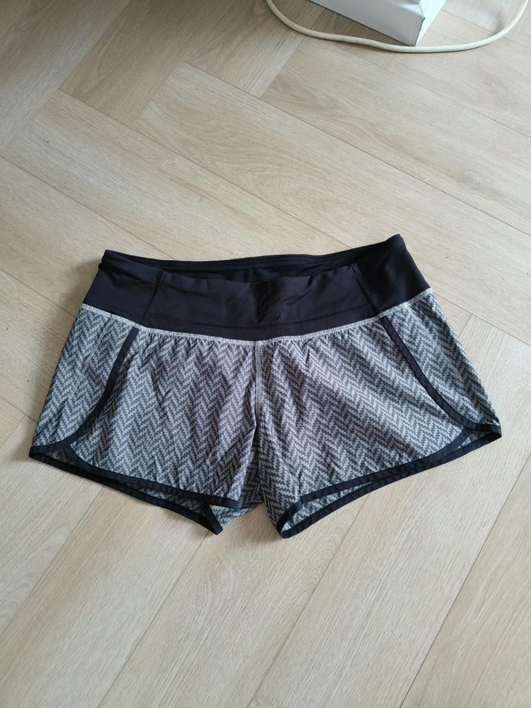Lululemon sportshort maat 8 (S/M), Maat 38/40 (M), Ophalen of Verzenden, Lululemon, Grijs