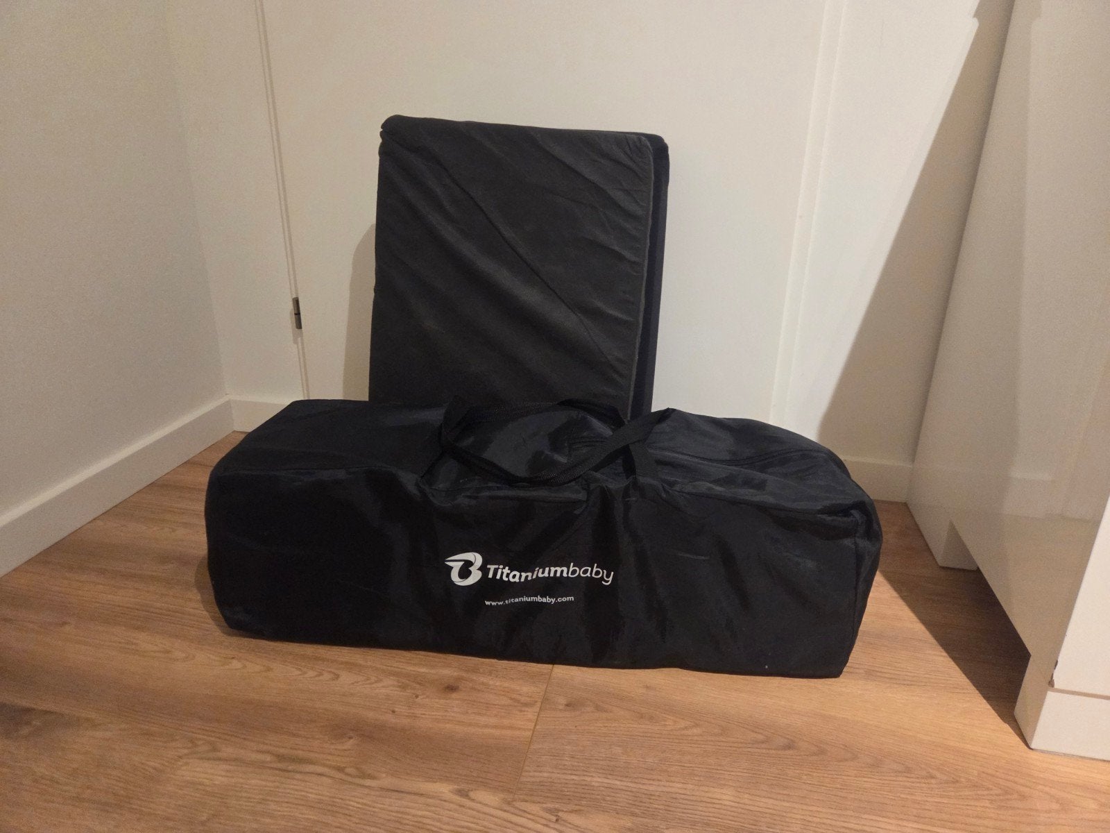 Titaniumbaby campingbedje met matras en draagtas, Ophalen, Zo goed als nieuw, Minder dan 140 cm, Matras