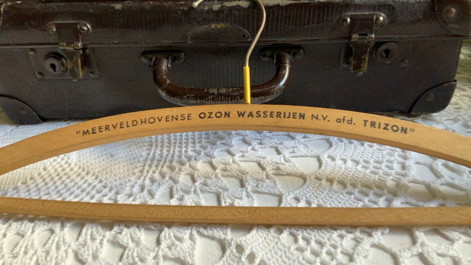 Oude houten kledinghanger “Meerveldhovense Ozon wasserijen”, Ophalen of Verzenden