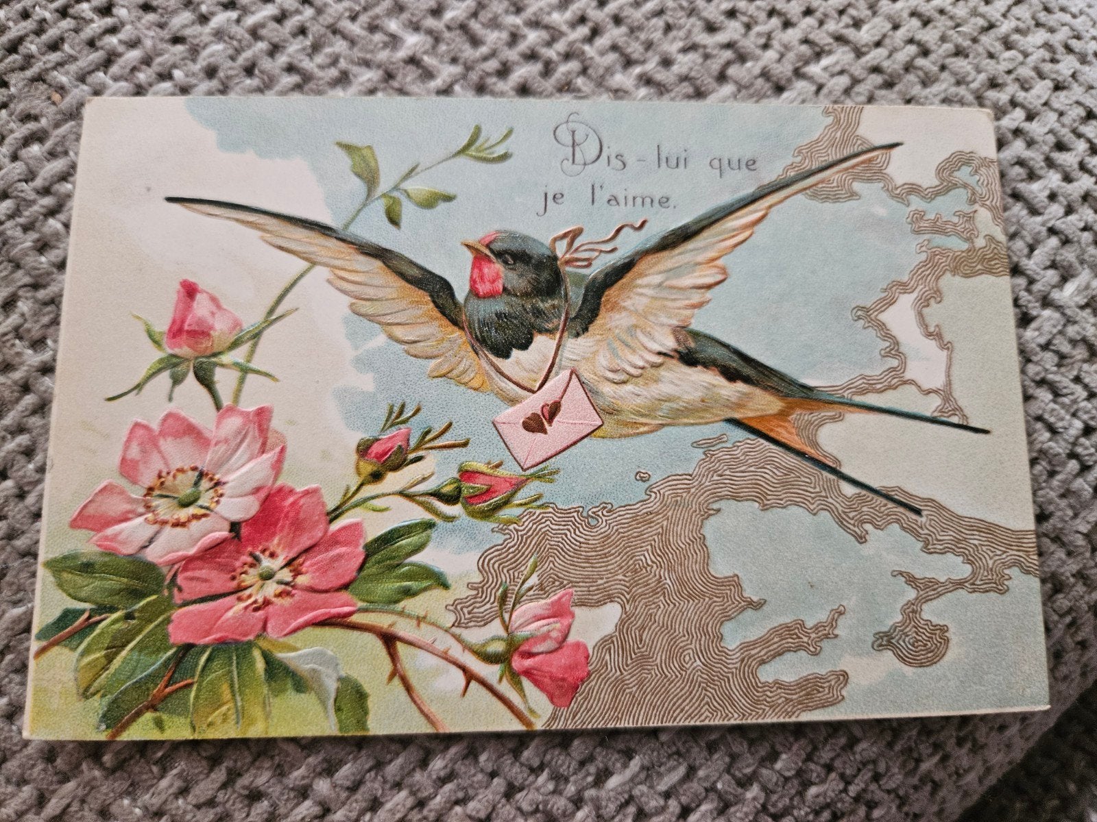 Antieke ansichtkaart zwaluw met bloemen en Franse tekst, Ophalen of Verzenden, Voor 1920, Gelopen
