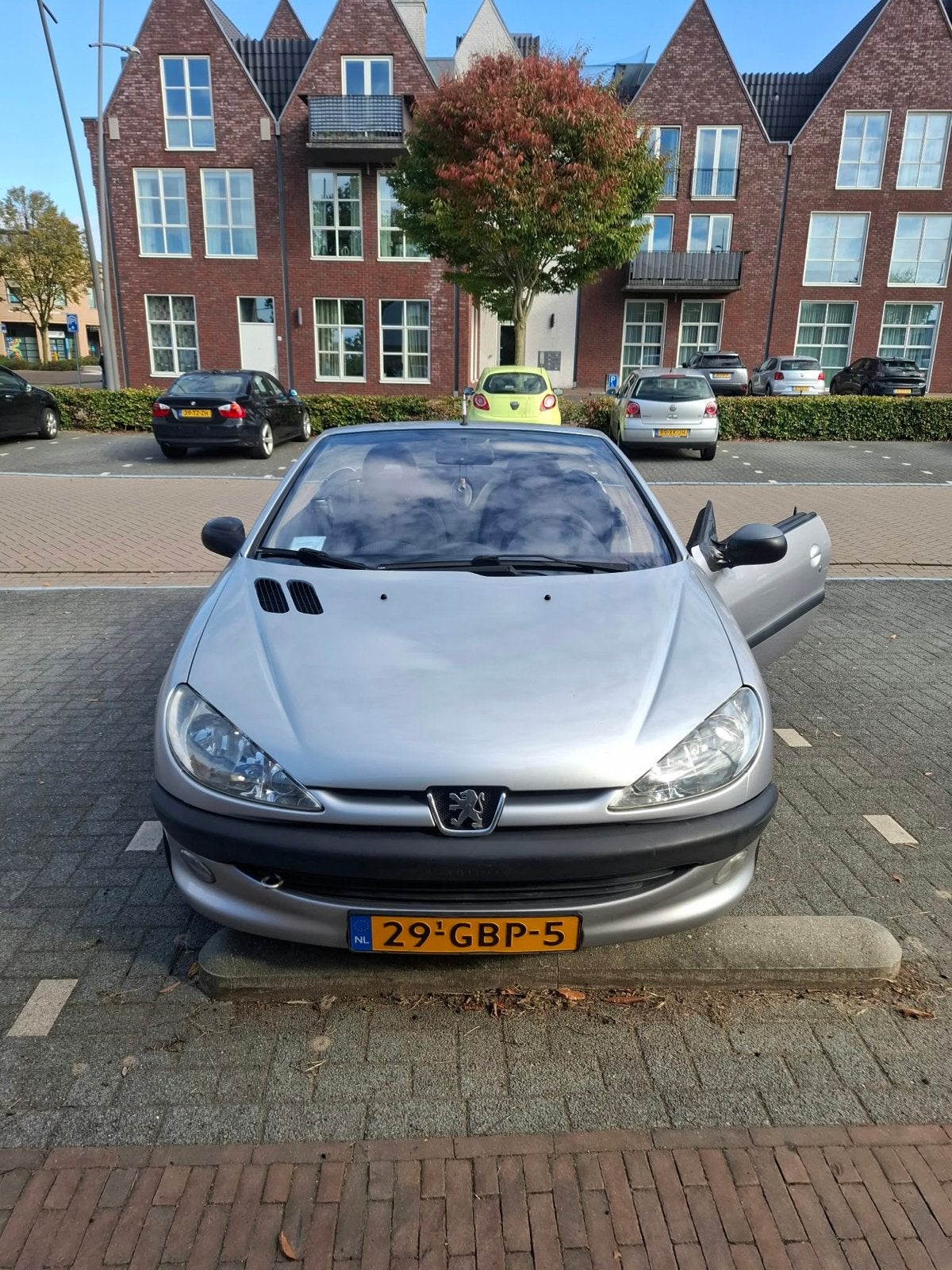 Peugeot 206 CC 1.6 | Cabrio | APK tot april 2027, Auto's, Voorwielaandrijving, Stof, Zwart, 4 cilinders