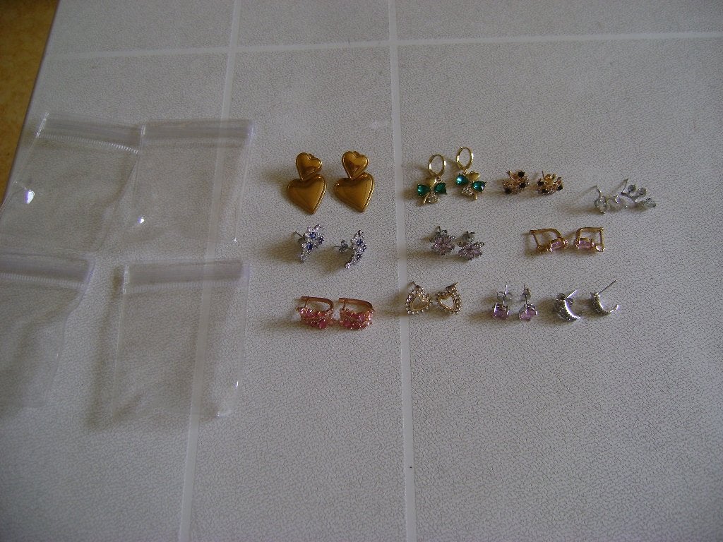 10paar nieuwe oorbellen 9met steentjes 1met goudkleurig hart, Overige materialen, Nieuw, Ophalen of Verzenden, Knopjes of Stekers