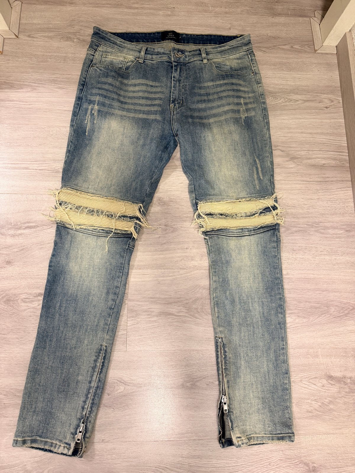 Heren flairbroek met ritsen en distressed details, Blauw, W32 (confectie 46) of kleiner, Ophalen of Verzenden, Gedragen