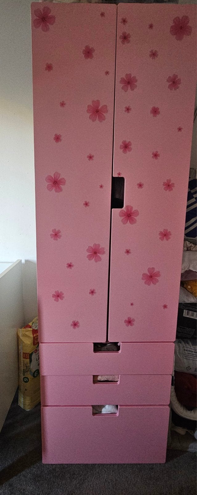 Roze kinderkast met bloemmotief en lades, Kinderen en Baby's, Ophalen, Gebruikt, 50 tot 70 cm, 105 cm of meer