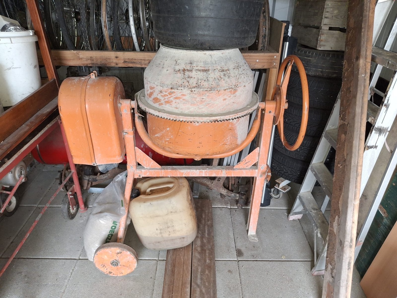 Betonmolen - Oranje cementmixer, Ophalen