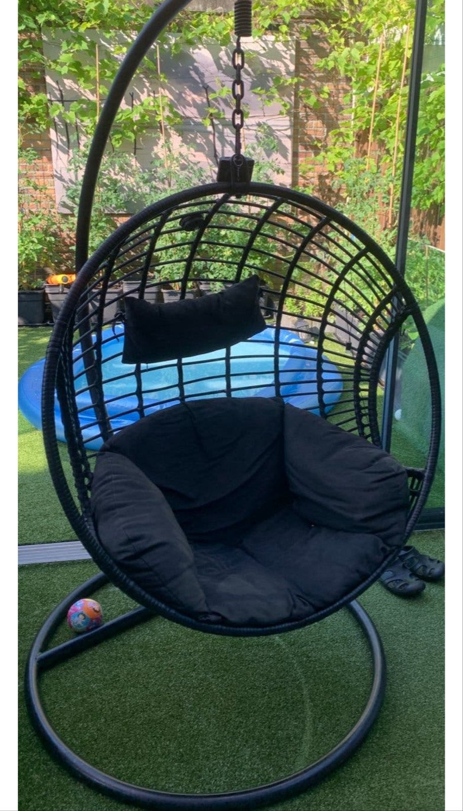 Comfortabele zwarte hangstoel met standaard, Tuin en Terras, Binnen, Gebruikt, Ophalen of Verzenden, Met standaard