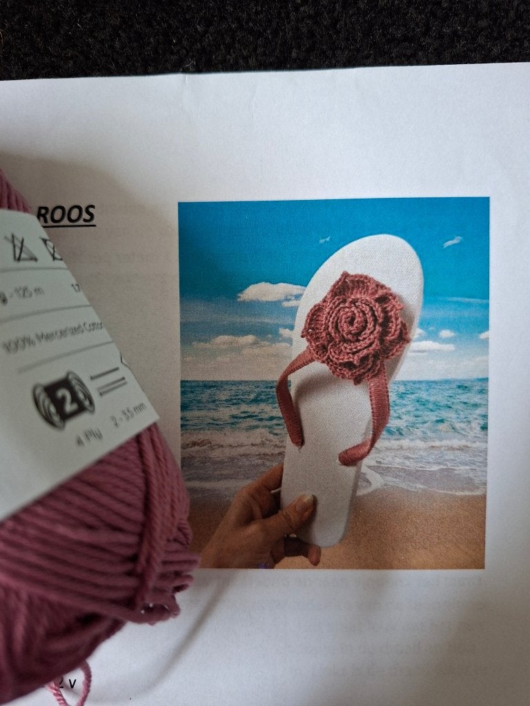 haakpakket: teenslippers haken met bloem roze, Ophalen of Verzenden, Nieuw, Haken, Overige typen
