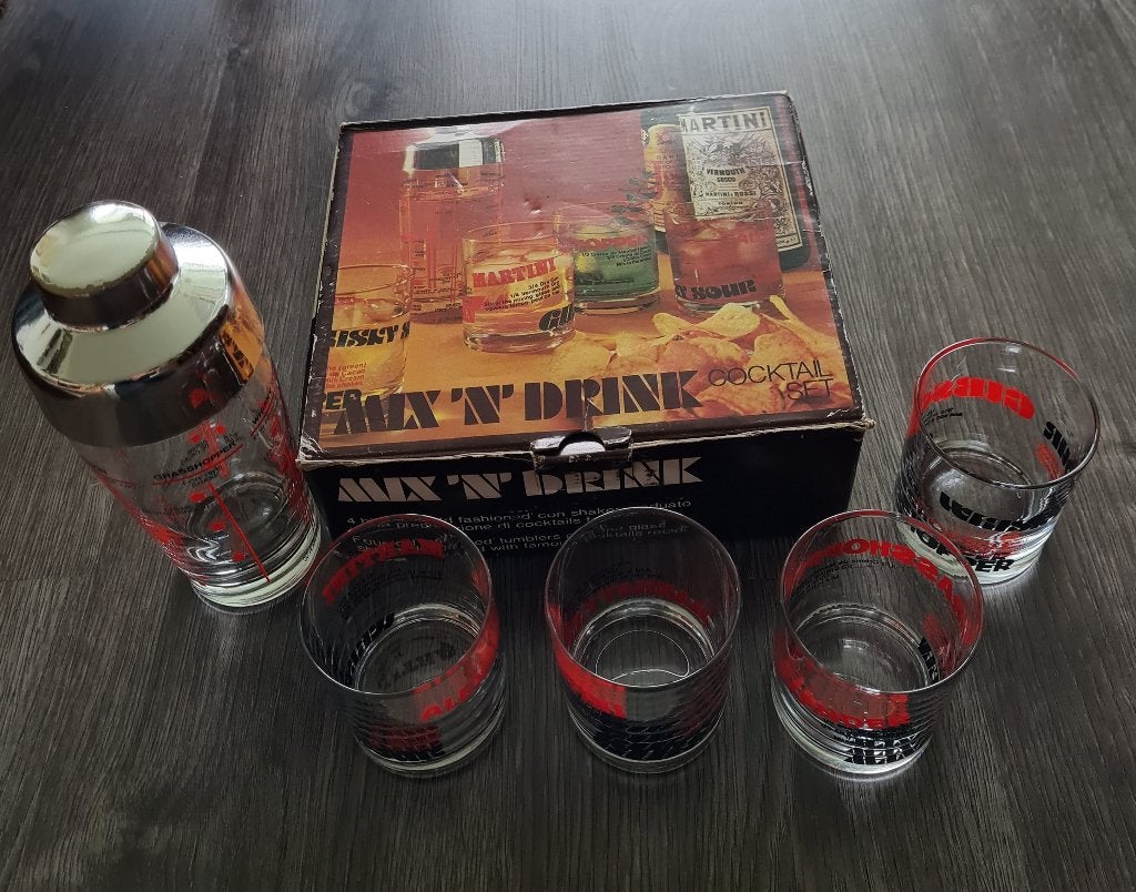 Vintage cocktailset (shaker + 4 glazen) in originele doos, Antiek en Kunst, Ophalen of Verzenden