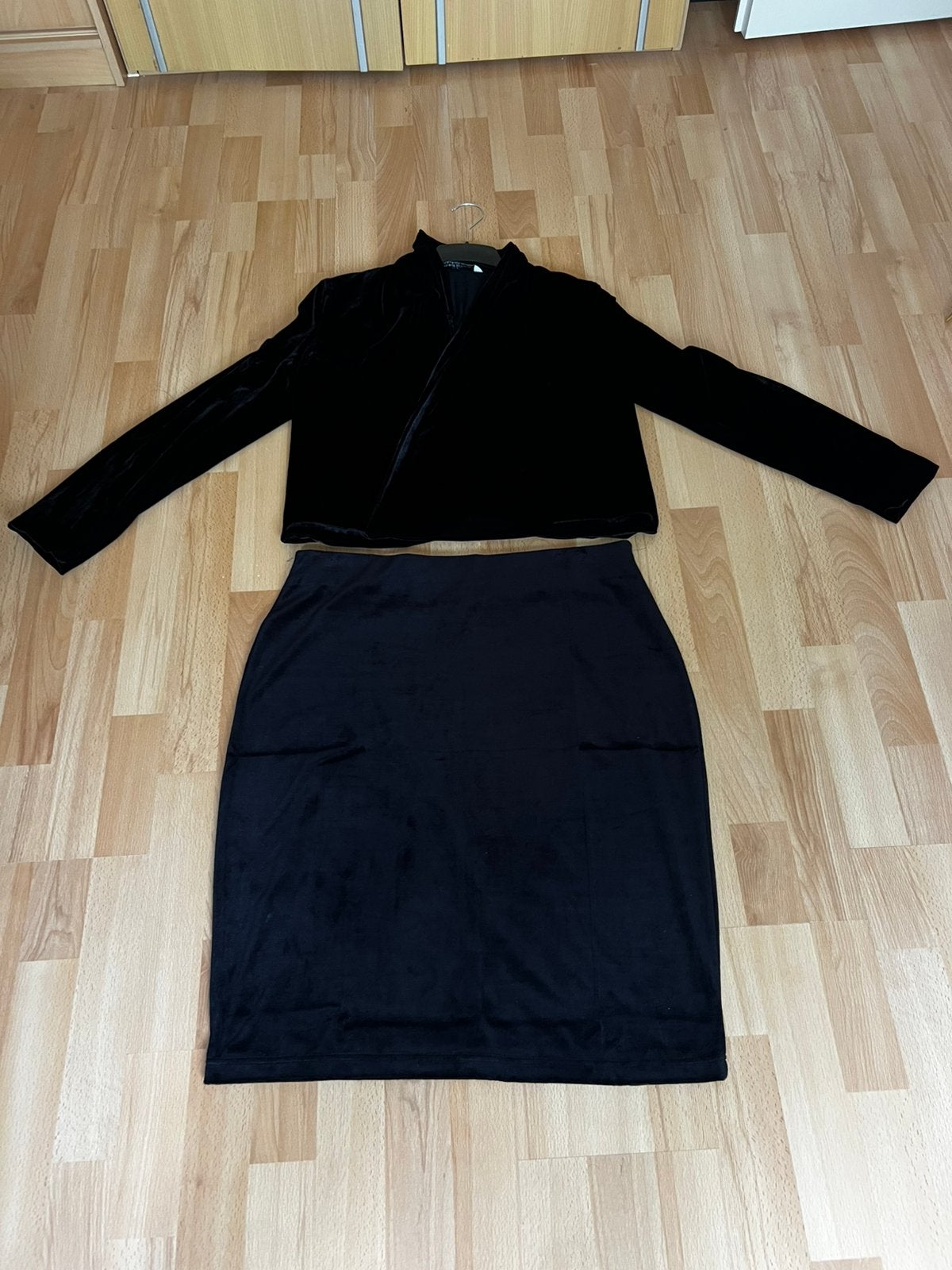 Velour zwarte rok met blazer jasje, Ophalen of Verzenden, Zo goed als nieuw, Maat 42/44 (L)