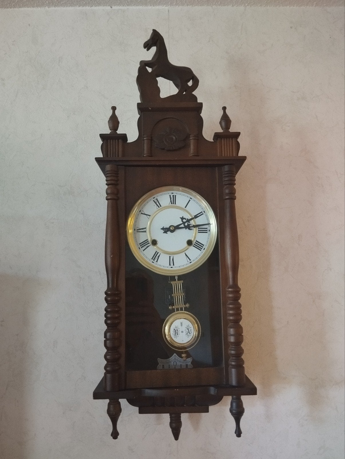 Klassieke houten hangklok met paardendecoratie, Ophalen