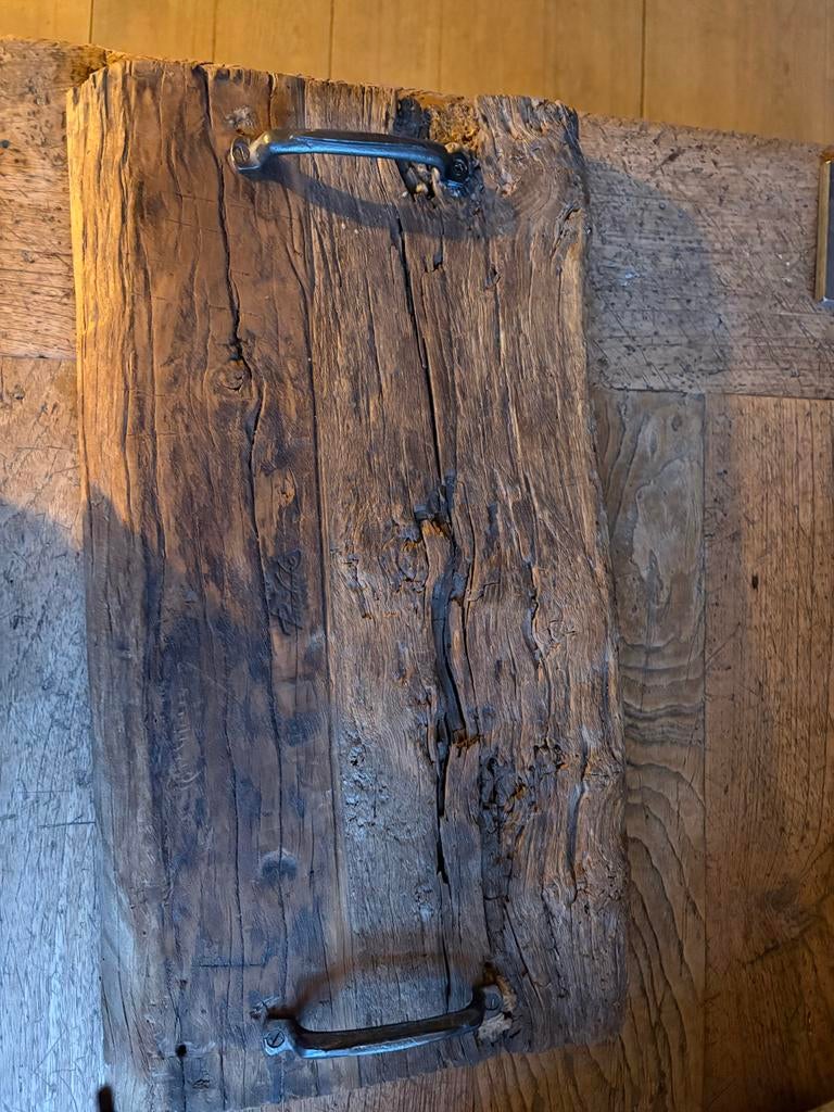 Rustieke snijplank/serveerplank van oud hout met handvaten, Ophalen of Verzenden, Zo goed als nieuw