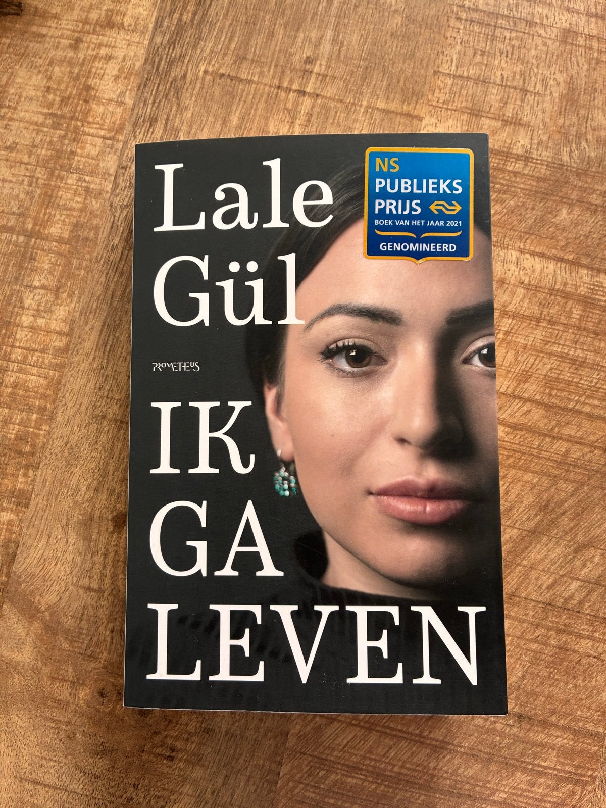 Lale Gül - Ik ga leven (NS Publieksprijs genomineerd), Boeken, Ophalen of Verzenden, Zo goed als nieuw, Nederland