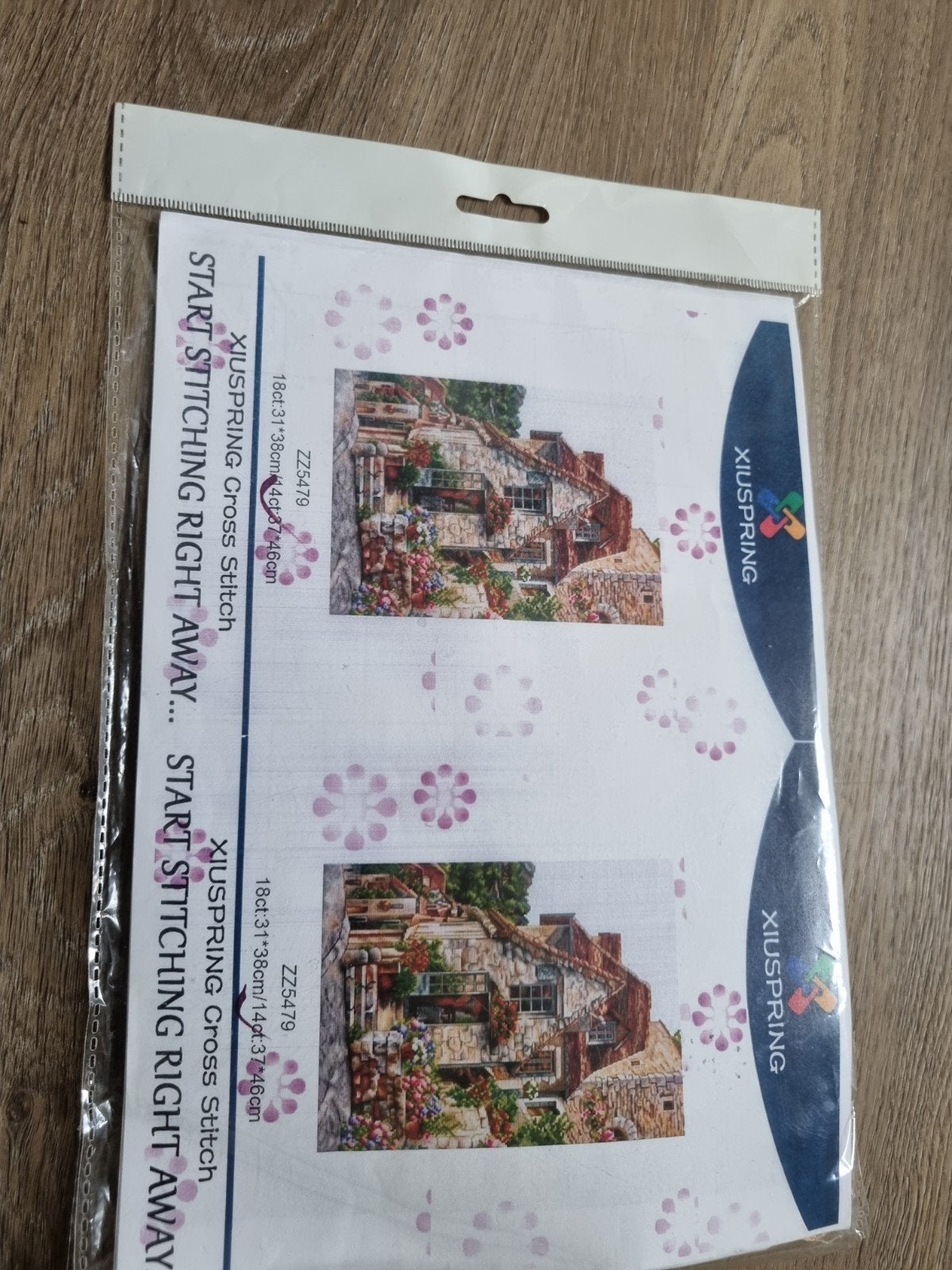 XiUspring Kruissteekpakket - Huisje met Bloemen, Ophalen of Verzenden, Nieuw, Handborduren, Borduurpakket