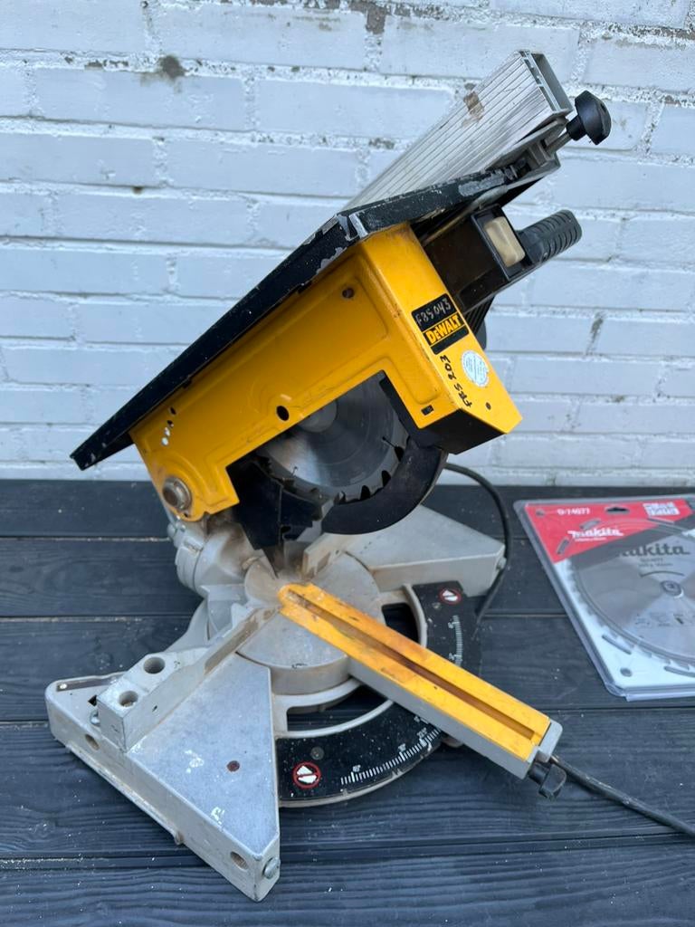Dewalt afkortzaag, Ophalen of Verzenden, Zo goed als nieuw, Afkortzaag, 30 tot 70 mm