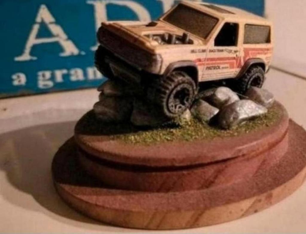 Mini diorama NISSAN DATSUN PATROL dirt edition, Ophalen of Verzenden, Nieuw, 1:50 of kleiner, Diorama