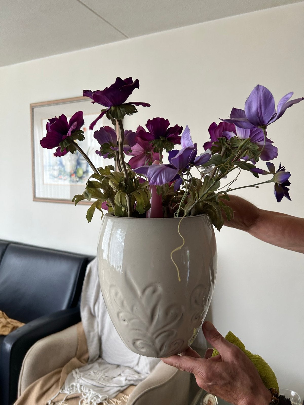 Crèmekleurige Maljakko vaas met reliëf en kunstbloemen, Ophalen, Overige kleuren, Inclusief decoratie, Zo goed als nieuw