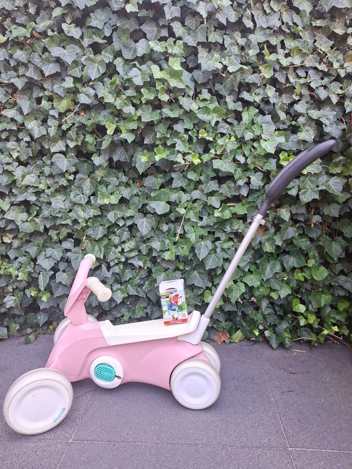 BERG Go2 loopfiets / skelter roze met duwstang en draagband, Ophalen, Gebruikt, Loopfiets