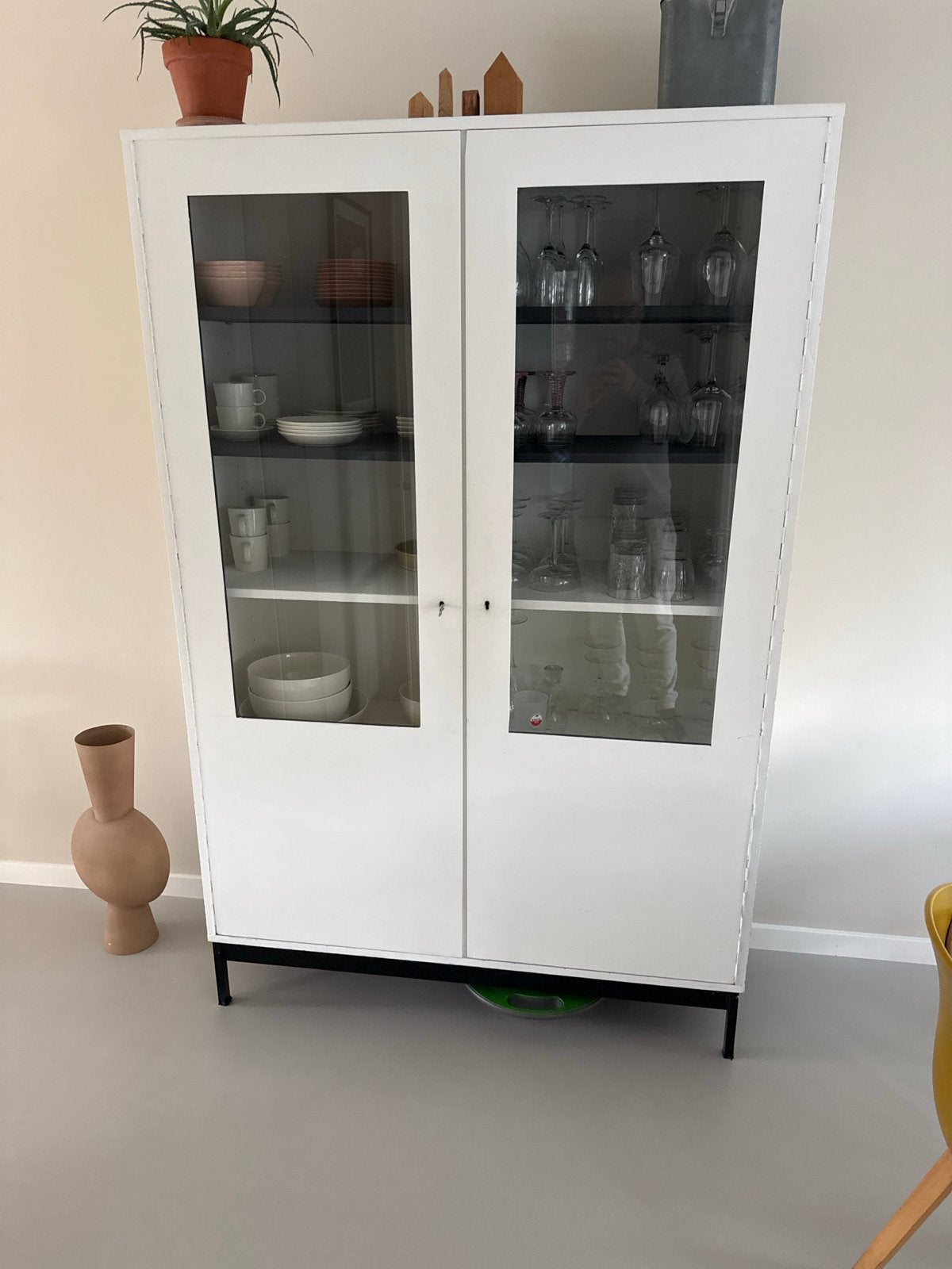 Vintage Vitrinekast / Buffetkast op Zwarte Stalen Pootjes, Huis en Inrichting, Kasten | Vitrinekasten, Ophalen, Gebruikt, 50 tot 100 cm