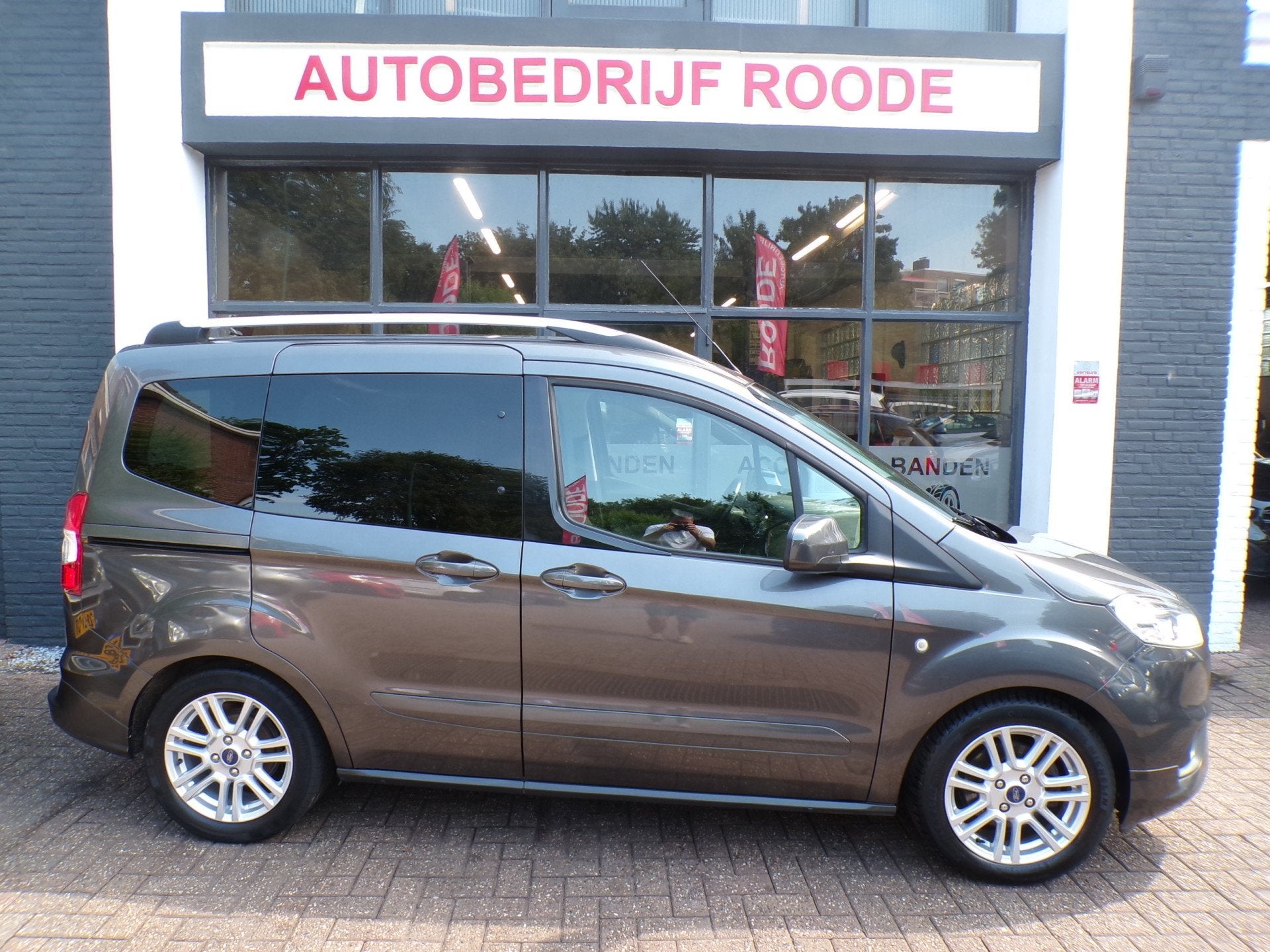 Ford Tourneo Courier 1.0 Titanium 1e EIGENAAR,TOP STAAT!, Voorwielaandrijving, Automatische klimaatregeling, 101 pk, Gebruikt