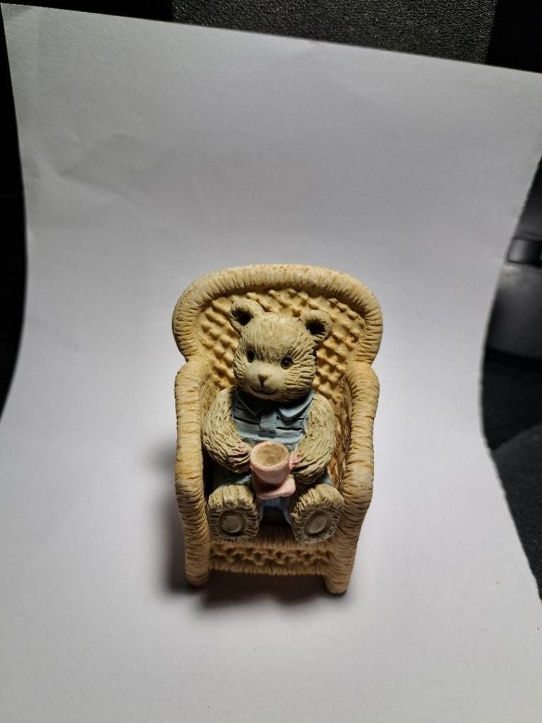 Stenen beeldje beer in stoel - Cherished Teddies-stijl, Ophalen of Verzenden, Zo goed als nieuw, Beeldje, Cherished Teddies