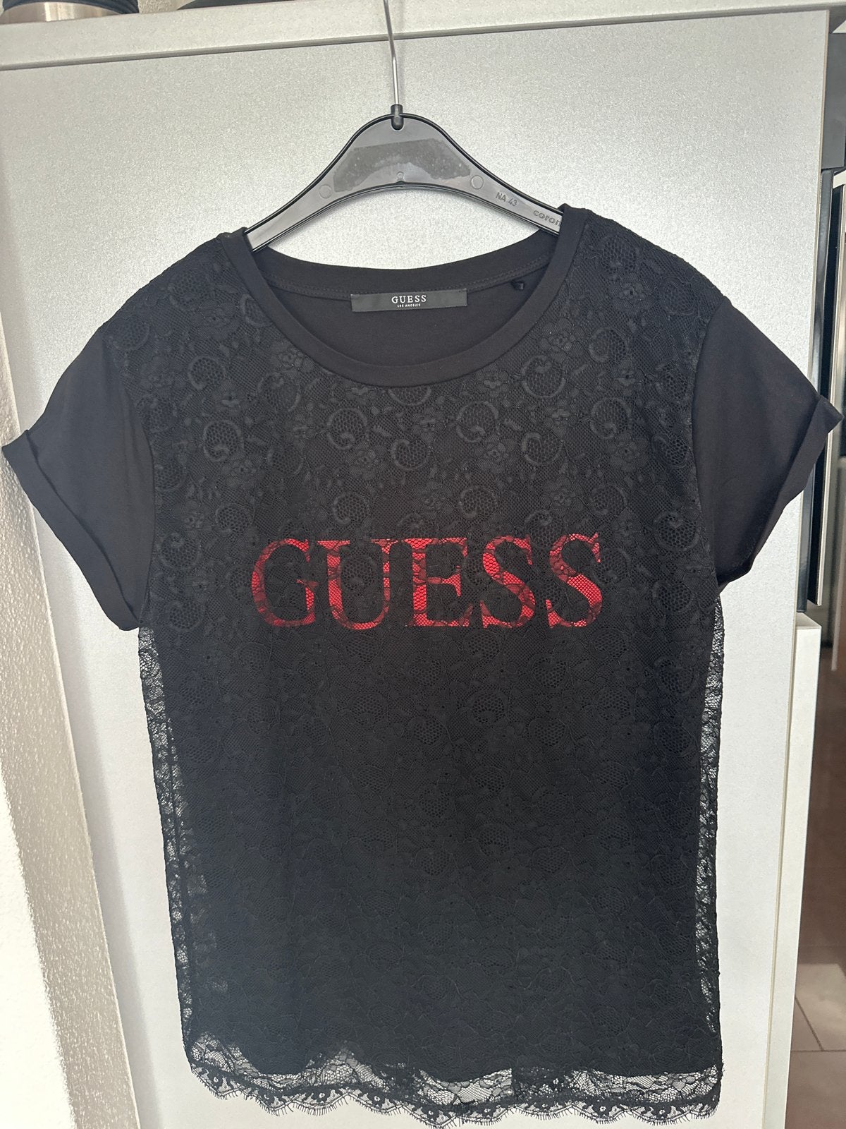 Guess T-shirt met kant en rood logo, Kleding | Dames, Maat 38/40 (M), Zwart, Ophalen of Verzenden, Zo goed als nieuw