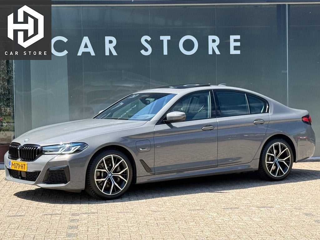 BMW 5-serie 530e M-Sport BERNINAGRAU Pano|LASER|HuD|Adap Cru, Auto's, BMW, Achterwielaandrijving, Gebruikt, 4 cilinders, Hybride Elektrisch/Benzine